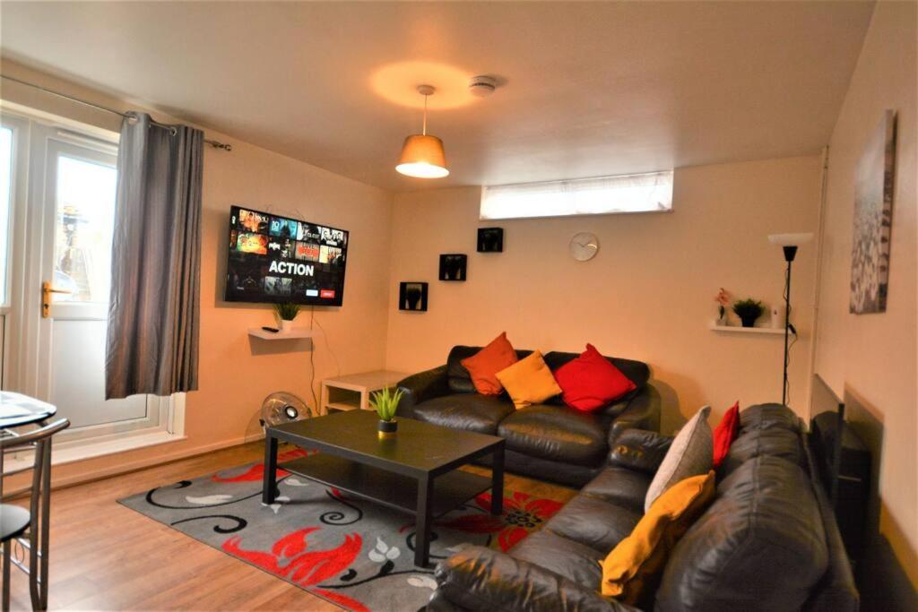 Spacious 2Bedroom Condo With Patio By Excel Centre 런던 외부 사진