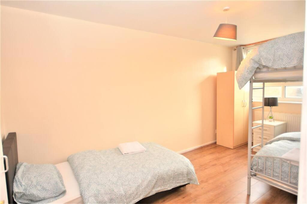 Spacious 2Bedroom Condo With Patio By Excel Centre 런던 외부 사진