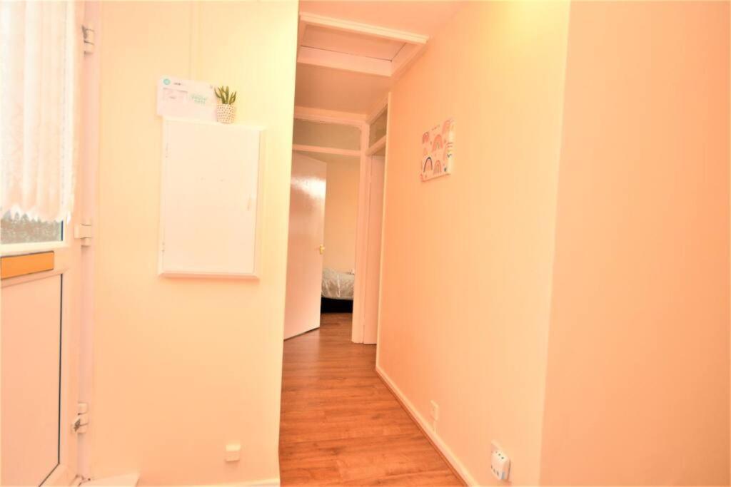 Spacious 2Bedroom Condo With Patio By Excel Centre 런던 외부 사진