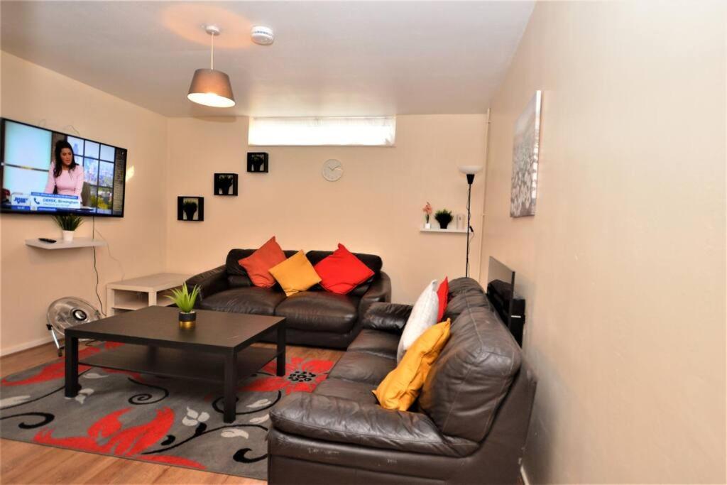 Spacious 2Bedroom Condo With Patio By Excel Centre 런던 외부 사진