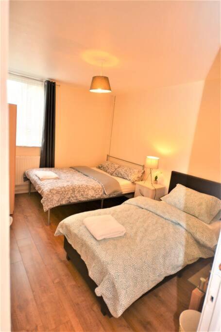 Spacious 2Bedroom Condo With Patio By Excel Centre 런던 외부 사진
