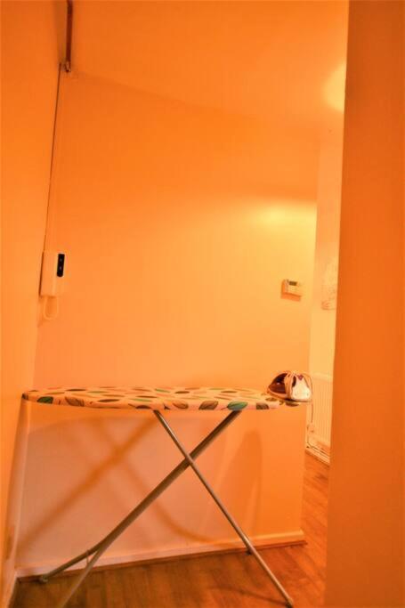 Spacious 2Bedroom Condo With Patio By Excel Centre 런던 외부 사진