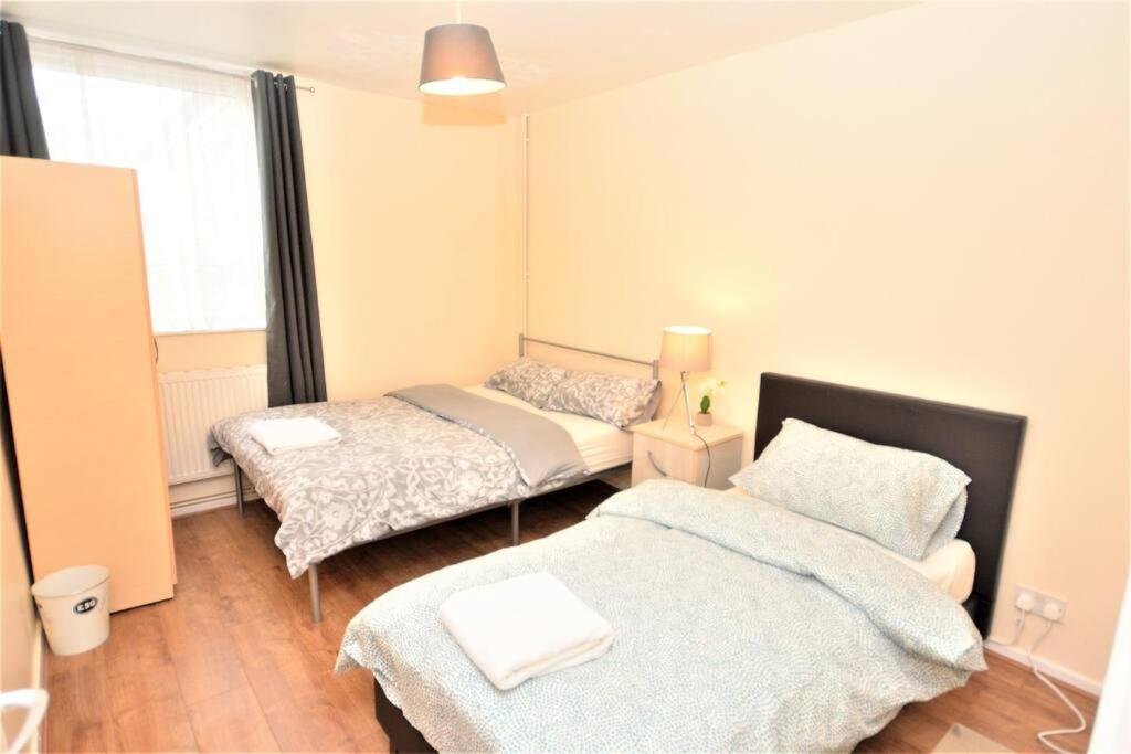 Spacious 2Bedroom Condo With Patio By Excel Centre 런던 외부 사진