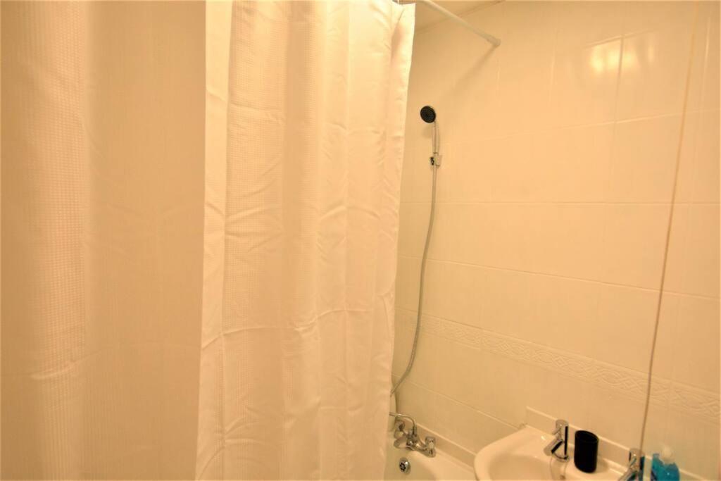 Spacious 2Bedroom Condo With Patio By Excel Centre 런던 외부 사진