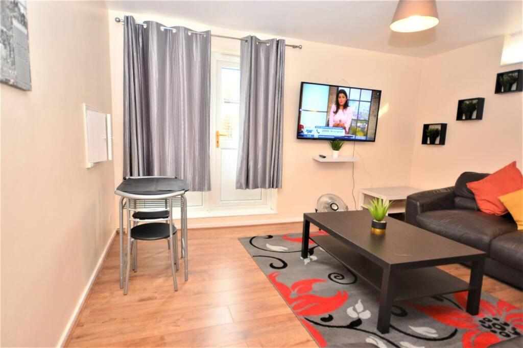 Spacious 2Bedroom Condo With Patio By Excel Centre 런던 외부 사진