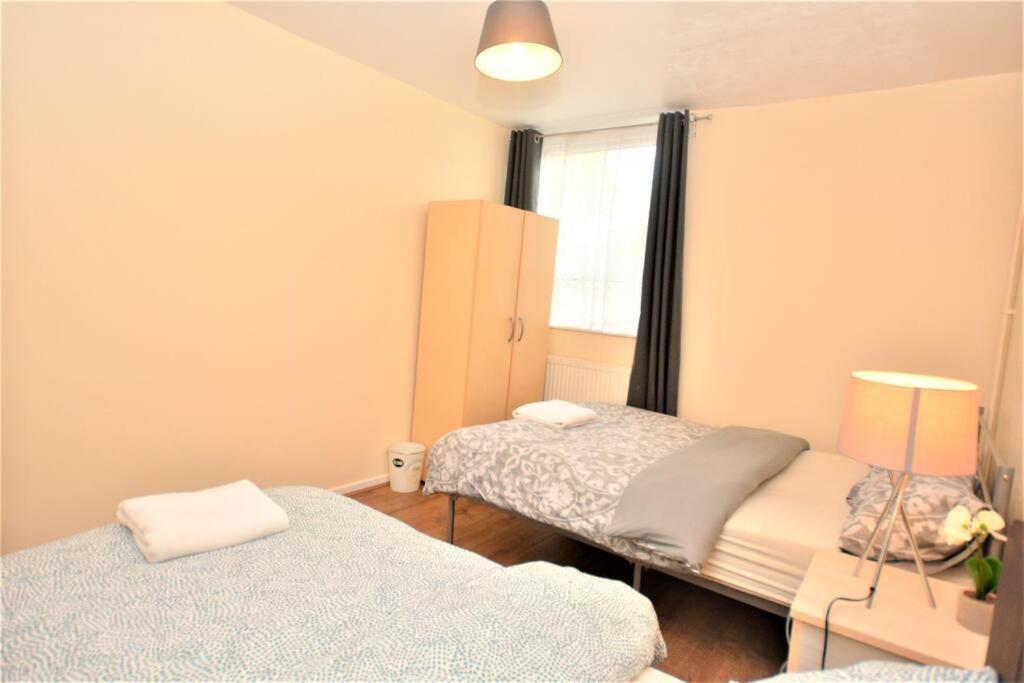 Spacious 2Bedroom Condo With Patio By Excel Centre 런던 외부 사진