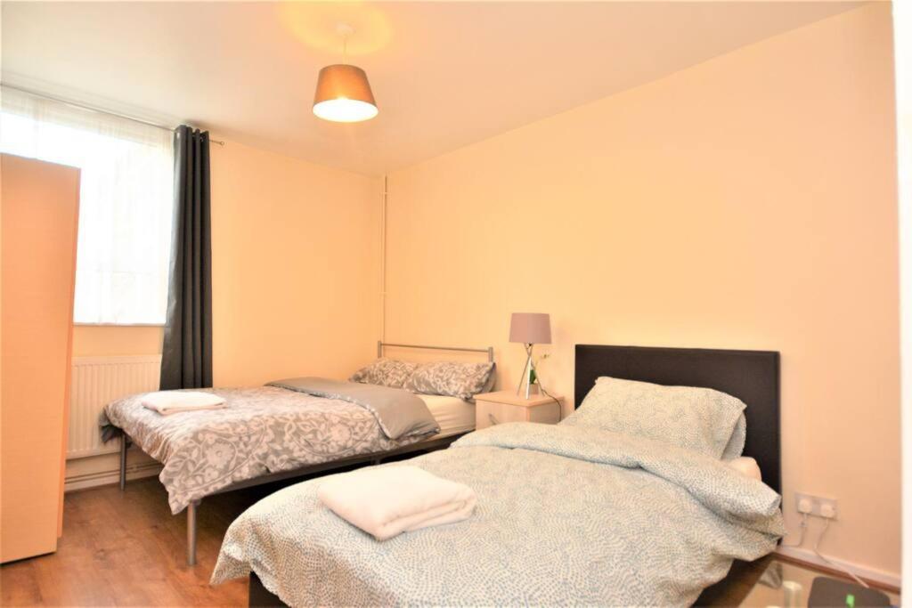 Spacious 2Bedroom Condo With Patio By Excel Centre 런던 외부 사진